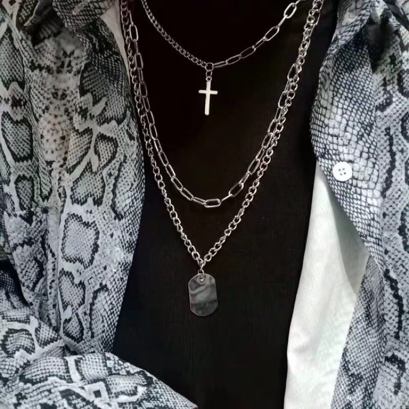 Collar Multicapa  con Colgante Llave y Cruz